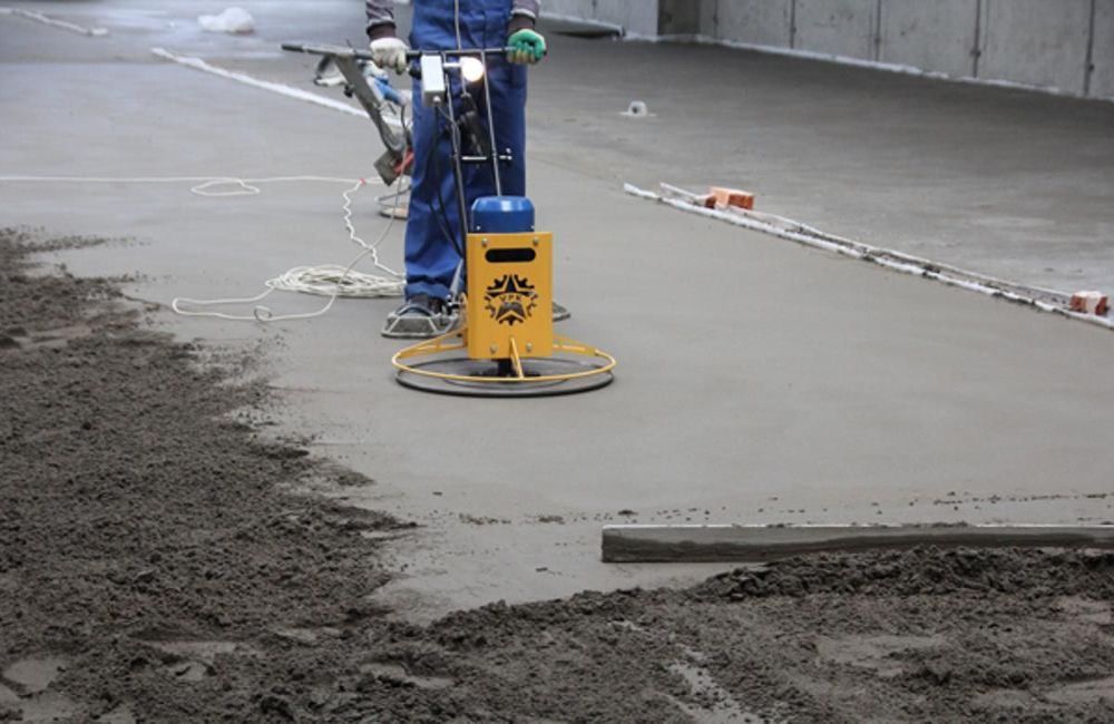 Механизированная стяжка пола машиной — это современный метод, обеспечивающий <em>идеально</em> ровное и прочное покрытие. Быстрое выполнение работ позволяет сэкономить время и матери<em>алы, что</em> идеально подходит для любых помещений.» title=»В чём преимущество механизированной стяжки машиной?» style=»display:block; margin:0 auto;»/><figcaption style=